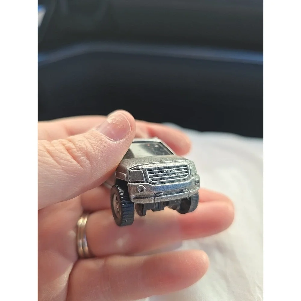 2000 GMC Terradyne Pickup Collectible 1/64 Scale Diecast Diorama Model